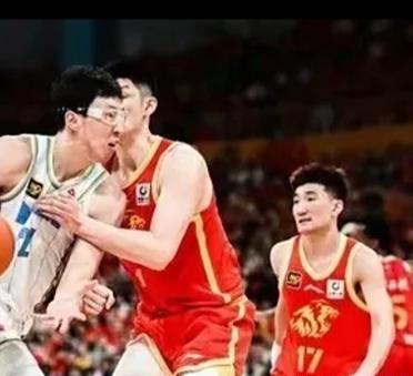 CBA一人可改变一支球队命运，目前只有一个半人这一个半人是:周琦，半个人是胡金
