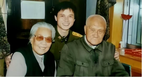 1940年延安，毛主席去食堂时，一个人拎着木棍朝毛主席后脑勺砸去，千钧一发之际，