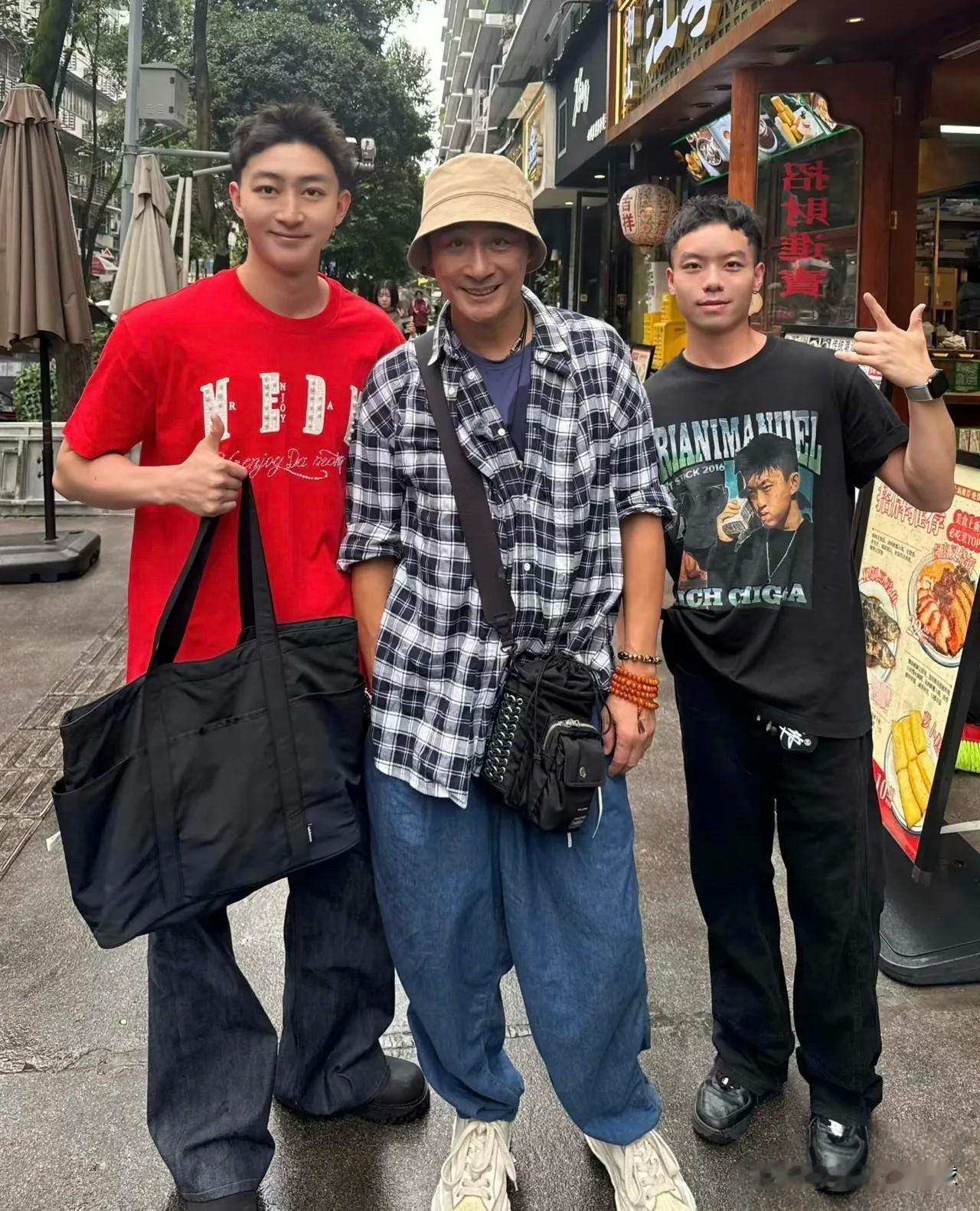 65岁的吴镇宇，独自出现在成都街头，没有保镖簇拥，也没有刻意摆拍，他先逛美食街，再进服装店，像普通游