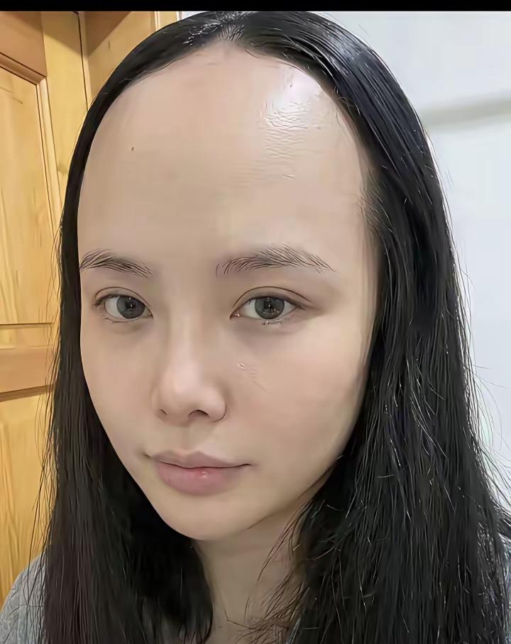 如果不是这“地中海”式的发型，这女的长的应该还是不错的，正如网友所言，这发型如果