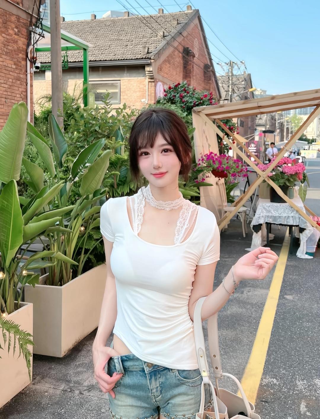 清新夏日穿搭，白色蕾丝上衣搭配牛仔裤，轻松自在！🌞👗👖