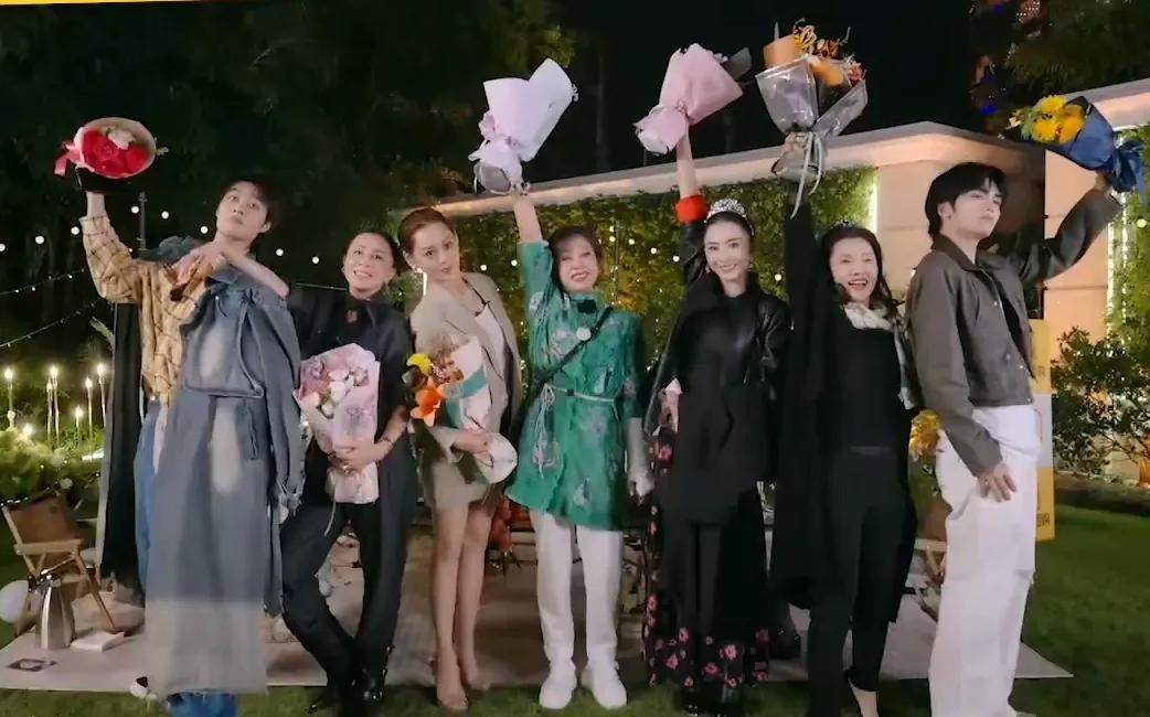 《一路繁花2》收官照，看了很有感触……图一的大合照，一眼就看中了刘晓庆。她，