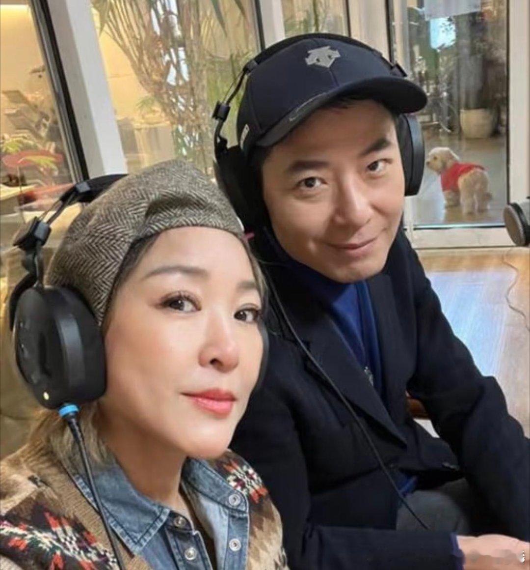 戴军去李静工作室像回自己家了这熟稔程度也太绝了！推门就直奔零食区，跟工作人员唠