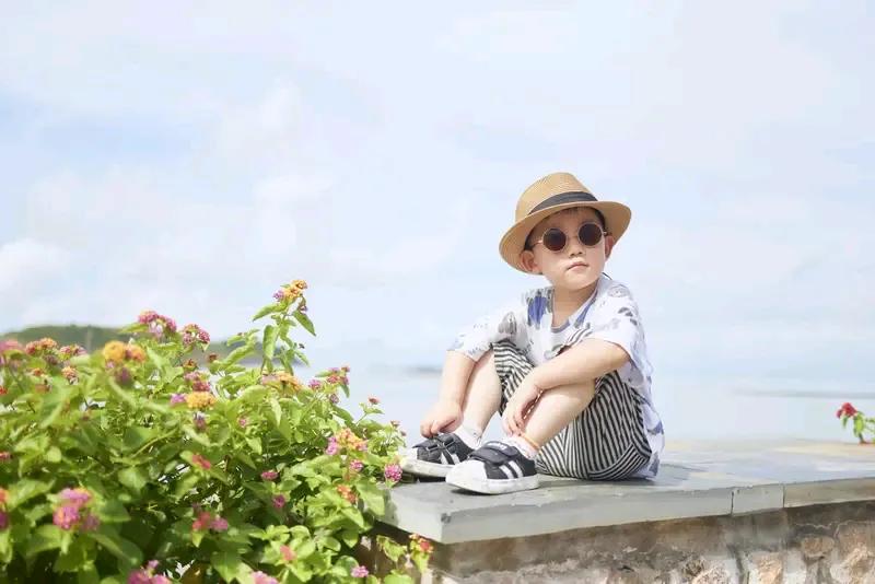 一名15岁的小男孩要换肝，其父母坚持活体供肝，医院便为这一家子验血看是否适配，结
