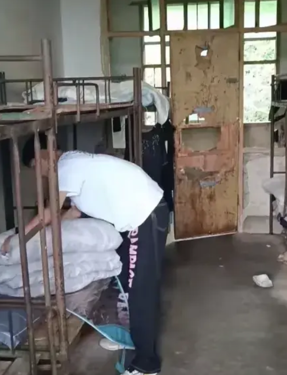 闹大了！近日江西赣州信丰县铁石口中学学生宿舍环境差，引发了大家舆论与关注，视频显