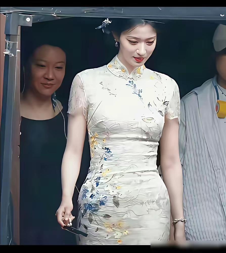 王楚然，饿到发抖，体重45公斤。镜头前，她穿着改良旗袍，身姿绰约。镜头后，这副高