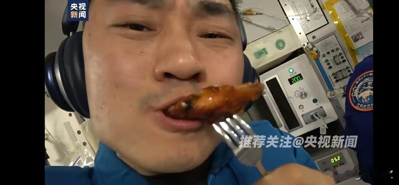 这下彻底火出圈！不仅我囯，连全世界都知道了，宇航员们不仅太空会晤，还集组织一