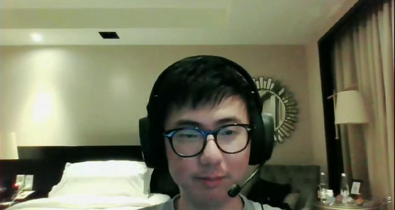前几天Xxs接受采访“这段时间就是一直和朋友打打游戏啥的，接下来会看一下怎么组织