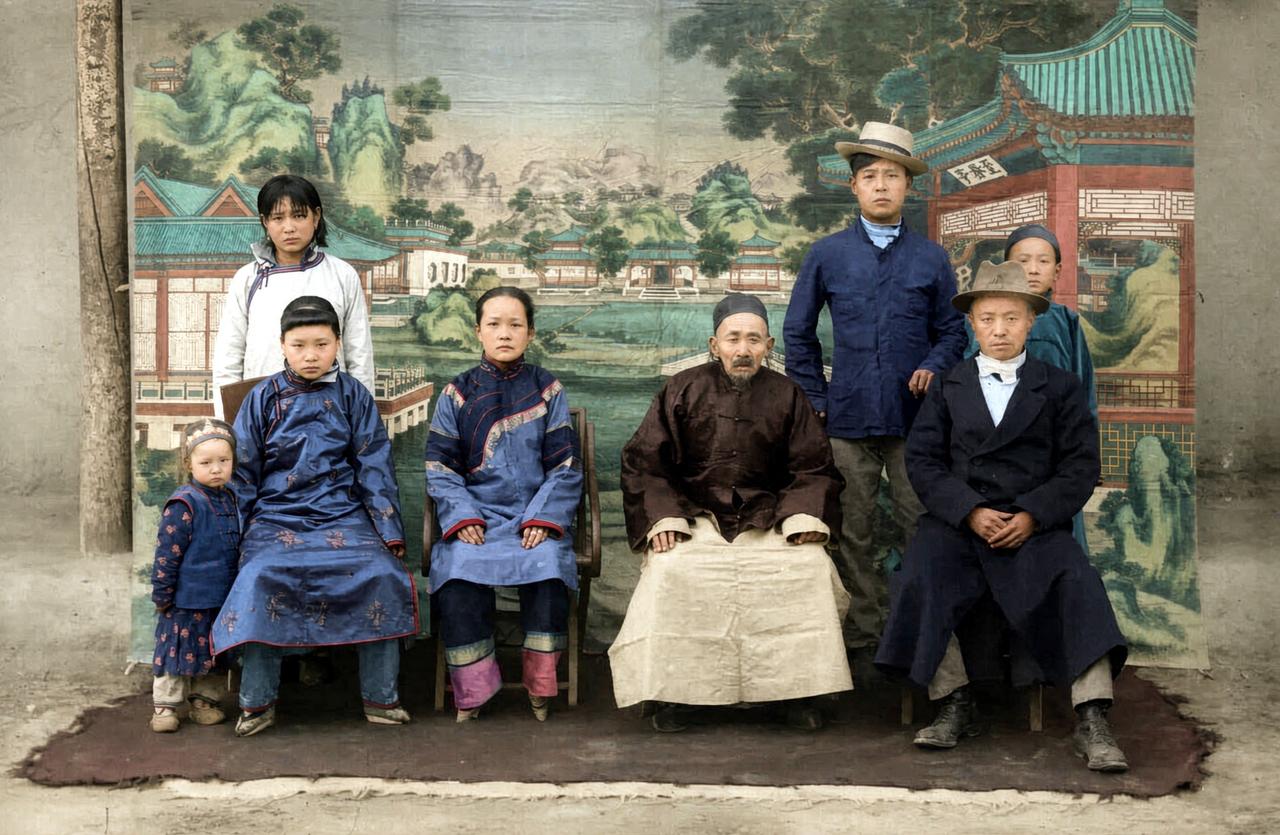 1920年代初，新疆喀什噶尔一户汉族人家的合影。端坐中央的老者身着清代遗风的