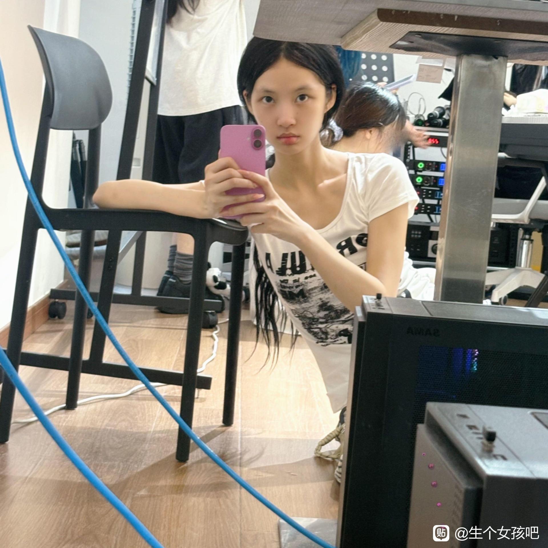 感觉对自己的颜值很有自信今天许雅兰发素颜照美吗
