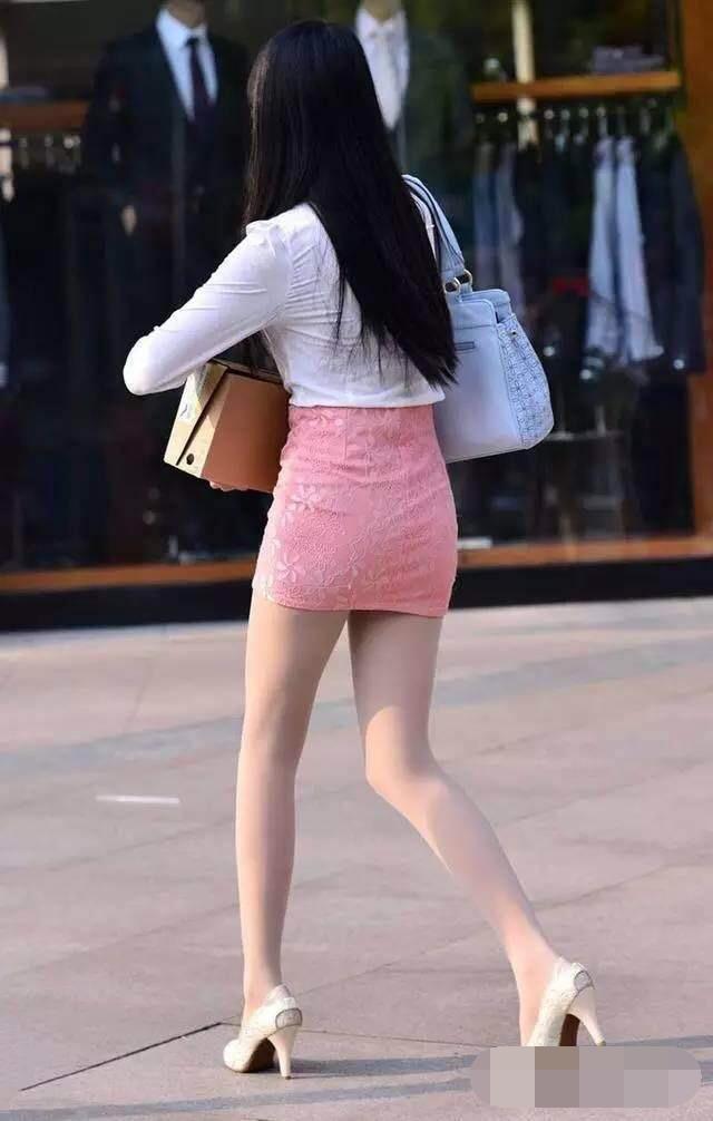 街拍, 真空出门的小姐姐, 被人看见就尴尬了