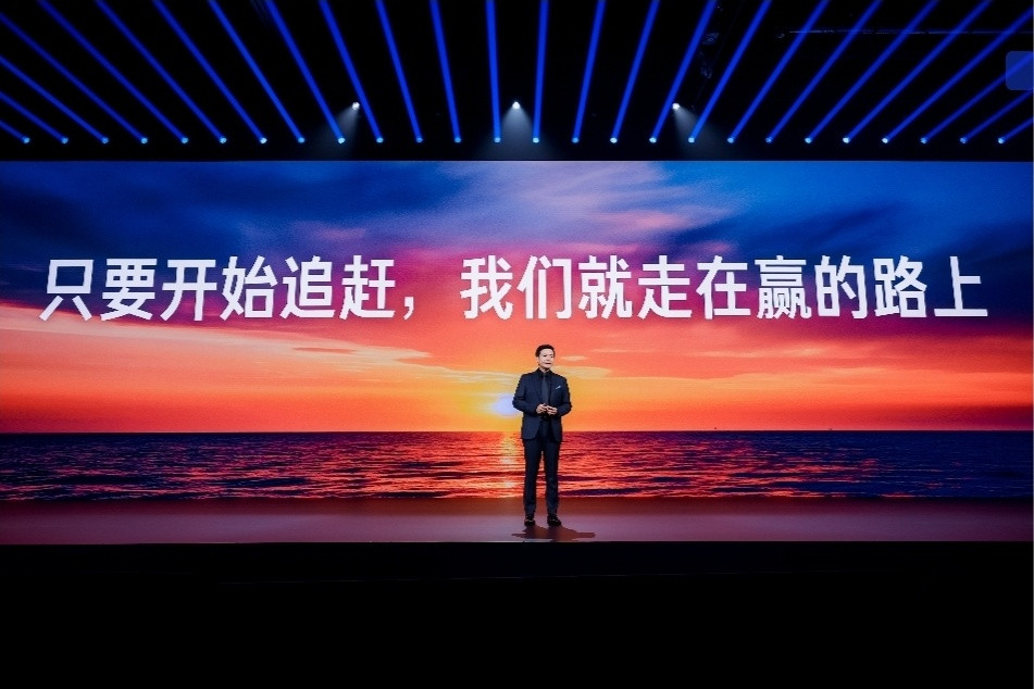 小米的“中年危机”9月7日晚，北京。四款澎程新车亮相，四分钟锁单破万。数字很好看。但如果只盯着这个数