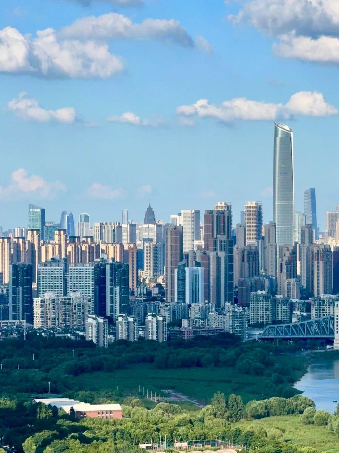 关于我国省城的虹吸能力，大致可以分成三个梯度来看。一梯队的省城影响力基本局限在