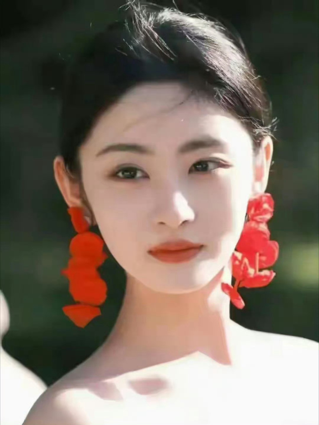 浙江传媒学院校花赵晴，被于正赞“绝世容颜”后直接签下下。​​​​