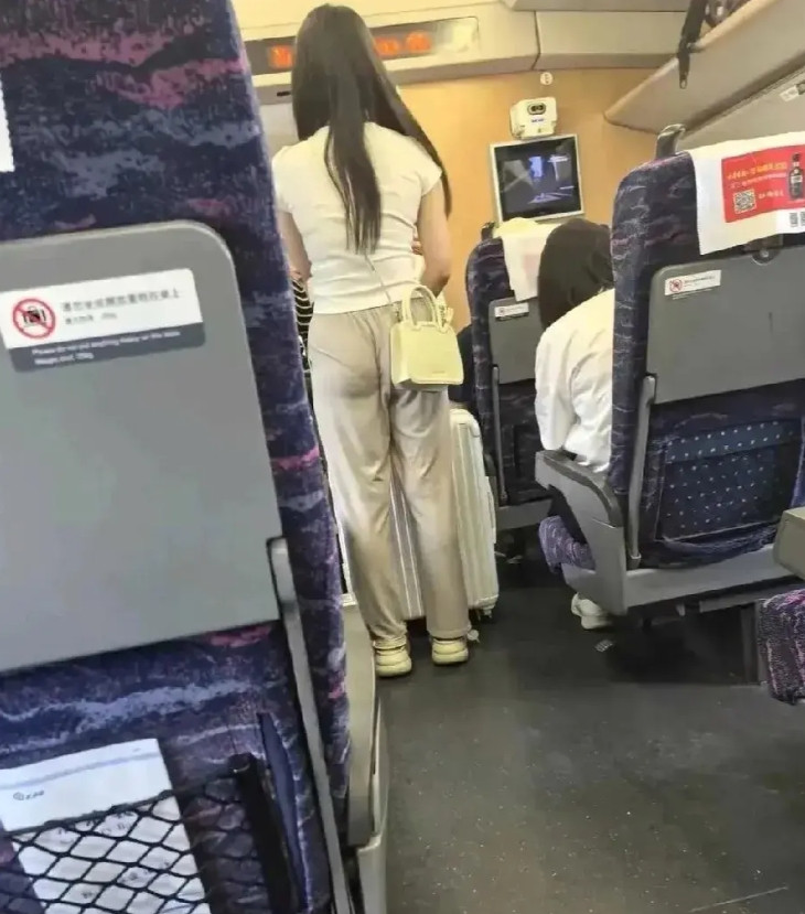 下车时看到的，要不要去提醒下小美女