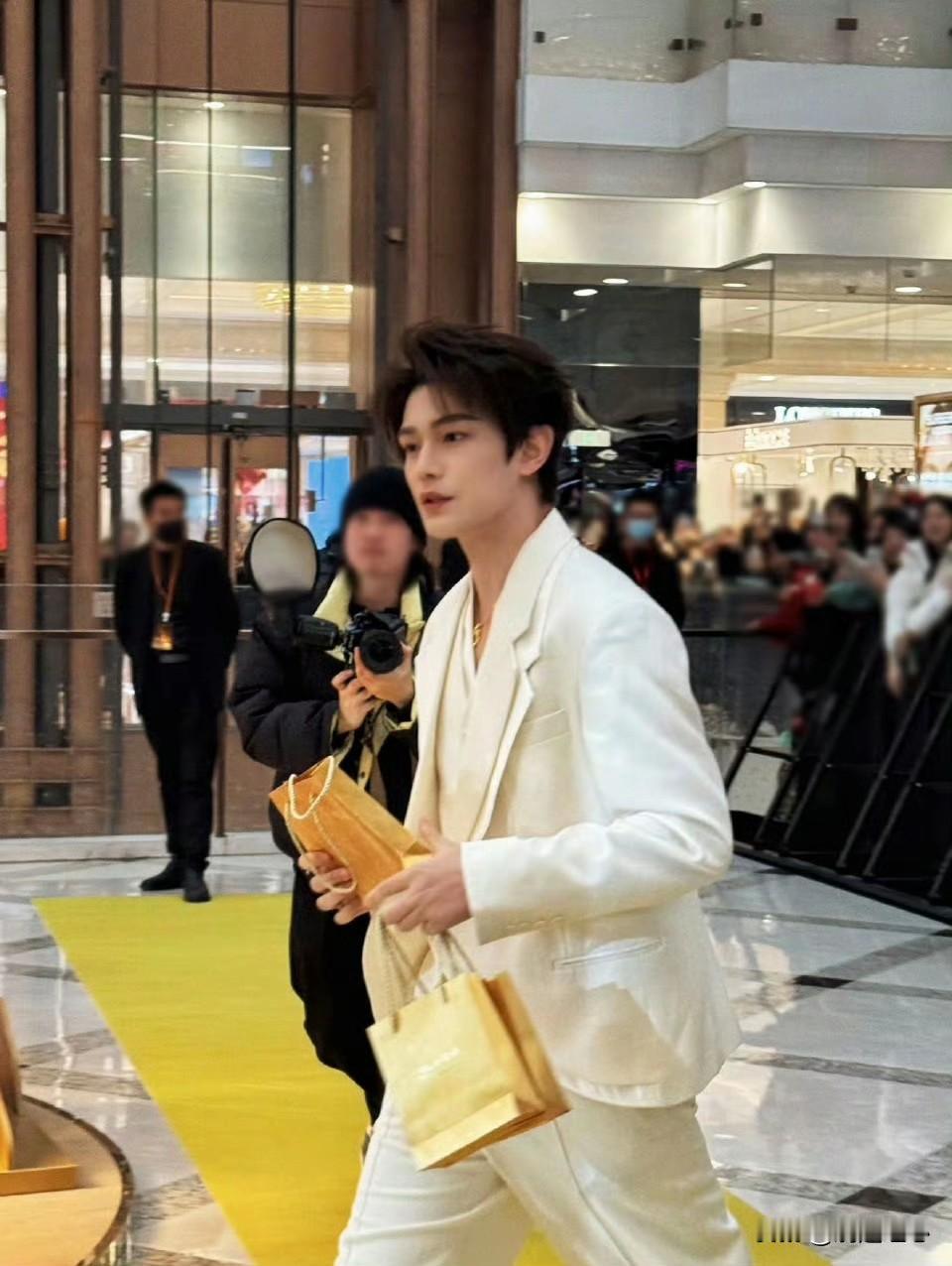 我开始有点理解虞书欣了丁禹兮这么完美的男人，谁会不喜欢啊？不仅是因为他颜值在