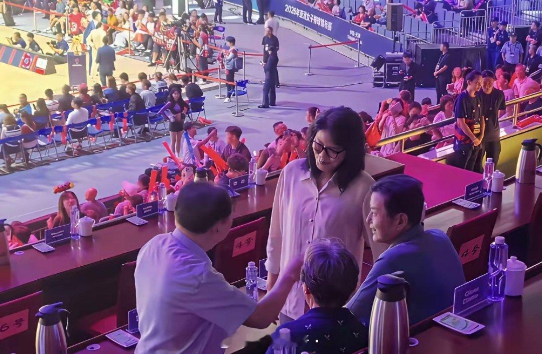 巴西那个老头带巴西女排，带了23年。美国那个基拉里，也干了14年。人家不急，也不