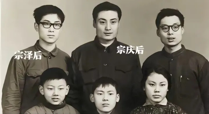 宗庆后生前与弟弟宗泽后等人的一张留影[祈祷][祈祷][祈祷]