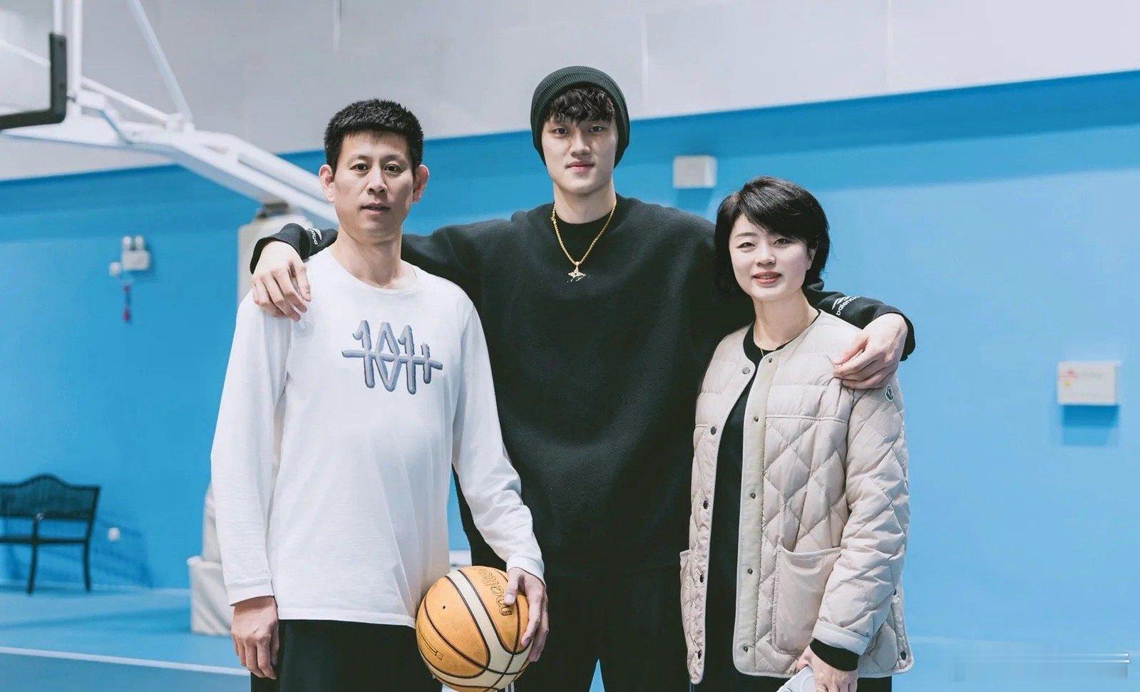 面对镜头，小曾谈到重回北京首钢的感受，满眼都是对这片土地的热爱！从大洋彼岸归来，