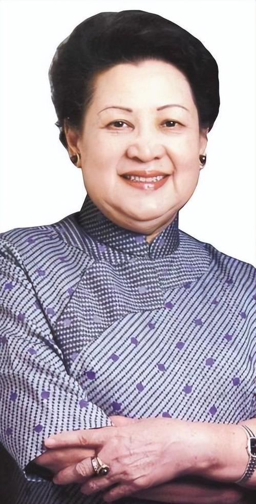 13岁林海音目睹母亲依偎他人怀中，28岁守寡带九子，背后是女性的坚韧与时代的无奈