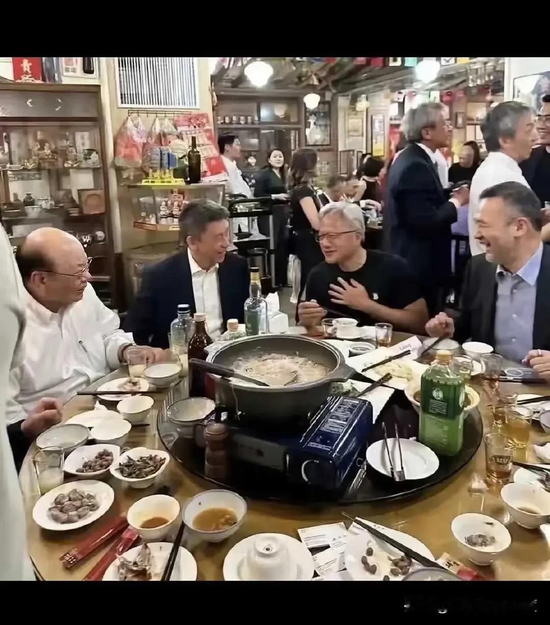 这么牛叉的人物，就吃这样的酒席，不会是在作秀吧？既没有台子，也没预订包间，唉，