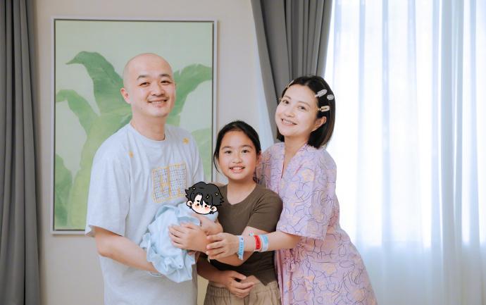 包贝尔家的二胎宝宝曝光啦！一家四口同框简直不要太甜～