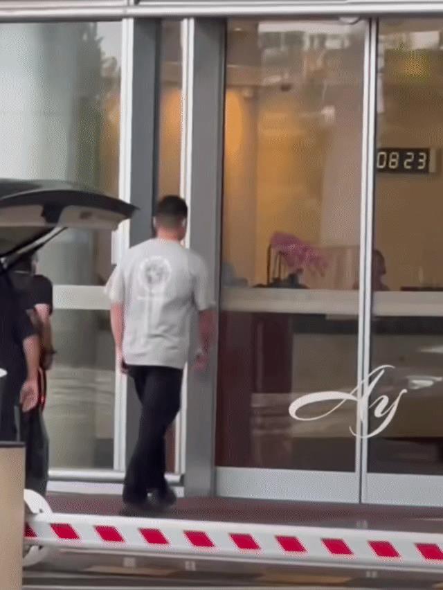 王一博早上8:23分就到机场了。不知道哪些幸运的粉丝可以去现场见到他。
