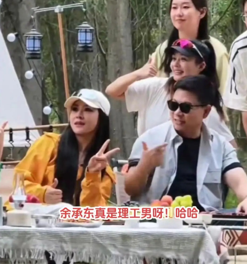 余承东余总每次都能贡献名场面呀！上次和刘亦菲合影，这次和智界女车主们合影又贡献了