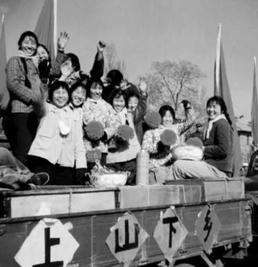 1976年，知青返城高潮，刘艳杰却留在北大荒嫁给了哑巴，母亲生气问她真的要跟一个