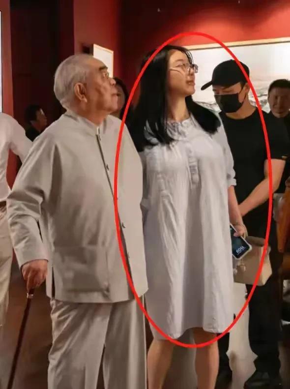 范曾娇妻徐萌发福明显，以前的修长苗条身材看上去臃肿不少，而且戴上了眼镜，穿着宽松