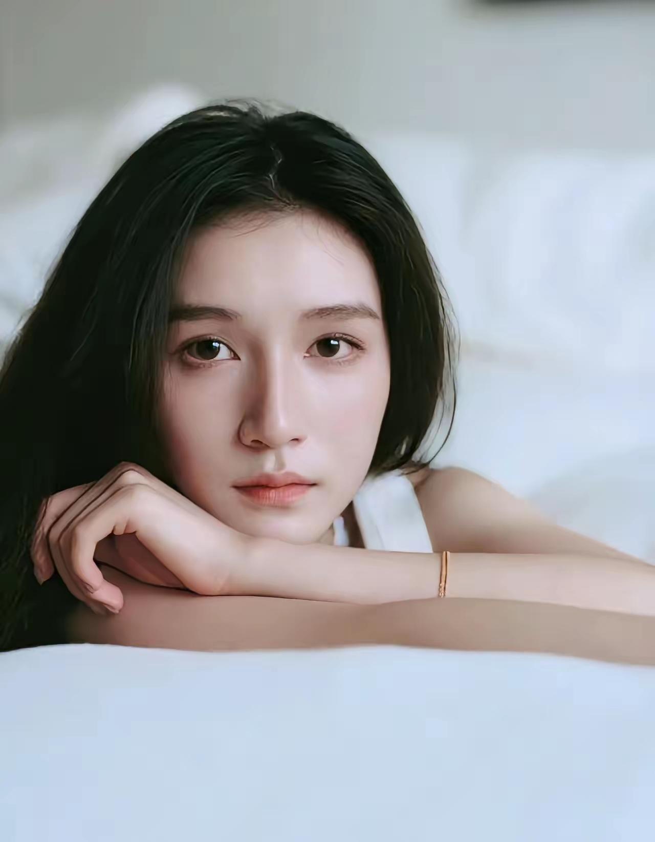 陈思诚的眼光不错，这个女朋友阮巨看起来确实是个很好的小姑娘99年出生的阮巨看起