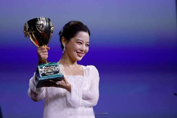 辛芷蕾威尼斯影后————这下辛芷蕾更不好意思去搓澡了[笑着哭]​​​​