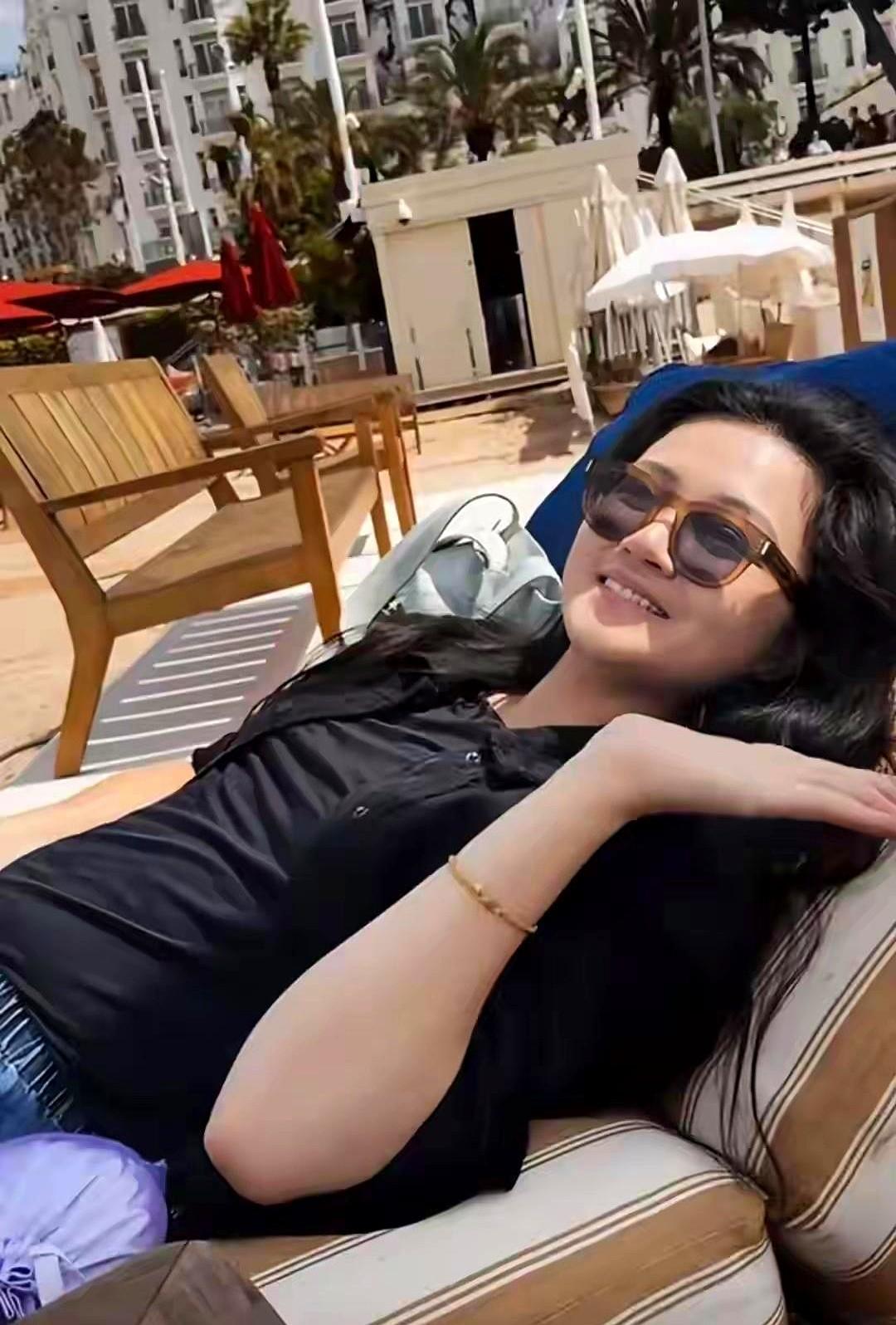 养了19年的女儿，竟越长越像外婆。洪晃，圈里有名的“名门痞女”，母亲是外交官