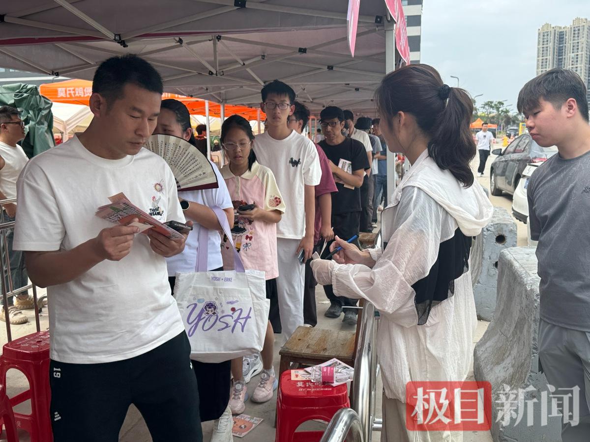 五一莫氏鸡煲爆满:有人花80元买号