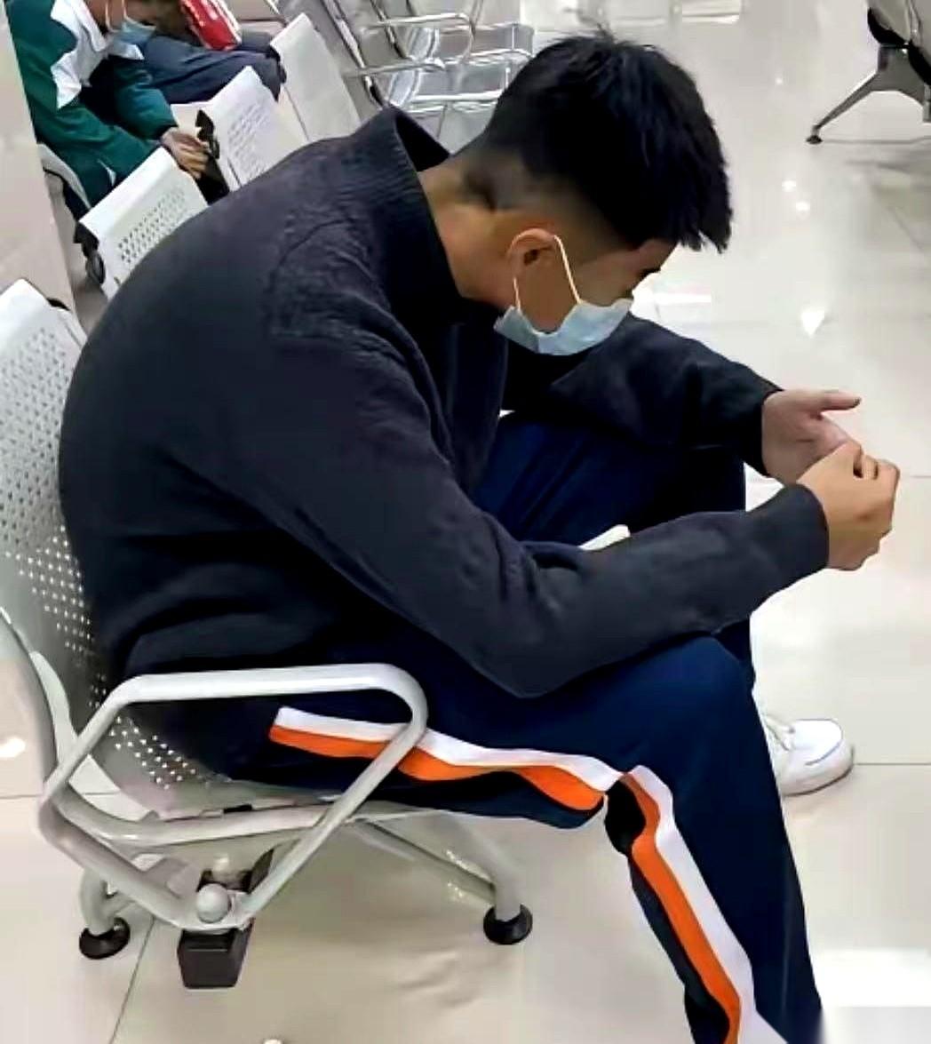 14岁，他爸在急救室，差6000块。他哆哆嗦嗦地给他姑、他舅、他所有沾亲带故的