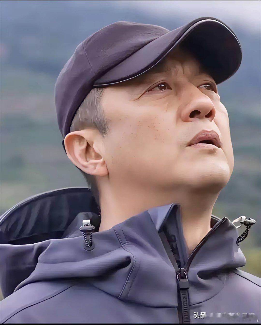 老护士王姐说起院长李亚鹏时，眼泪止不住的流下来了。原来她们嫣然天使儿童医院现在已