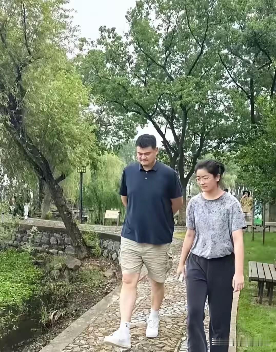 他长得高又很匀称，真的很好看[赞]