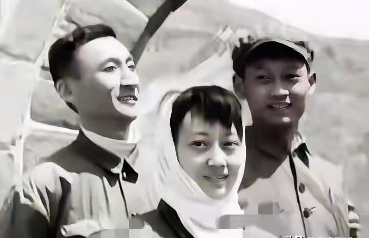 老照片欣赏：王晓棠和家人在一起的时光。