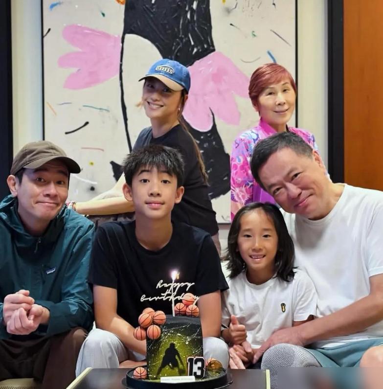 陈小春前阵子在社交平台上晒出两张照片，大儿子Jasper和二儿子HoHo并肩坐着