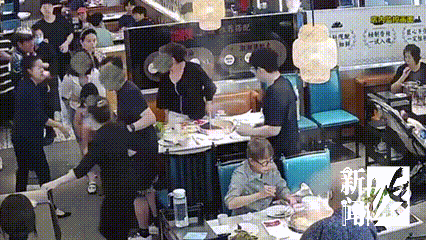 上海，一家火锅店内，服务员给女子一家加汤时，盛满滚烫花胶鸡汤的水壶手柄突然断裂，