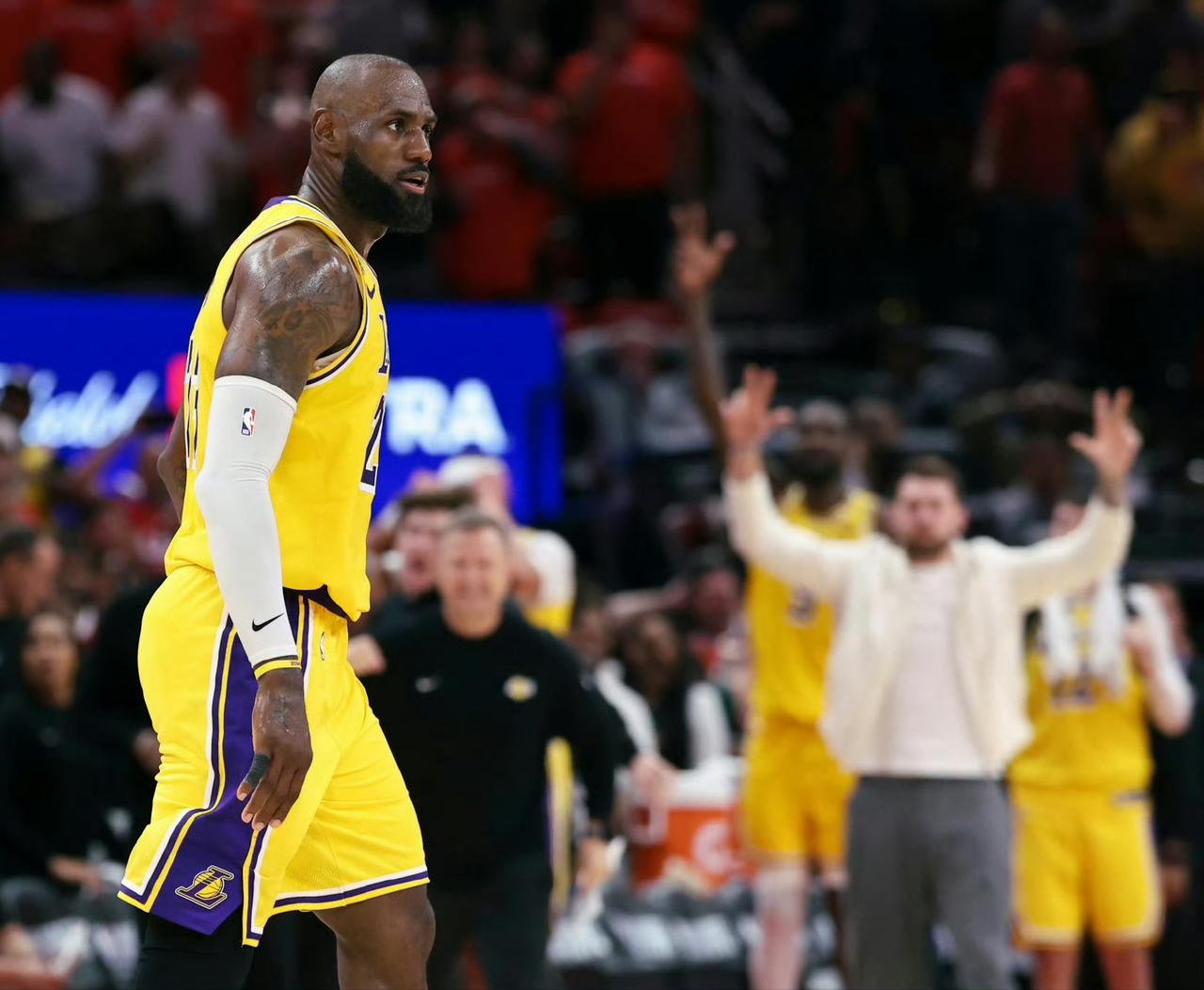 就算巅峰乔丹单换来湖人，也做不到3比0!我们必须清楚一个事实:乔丹的两个三连