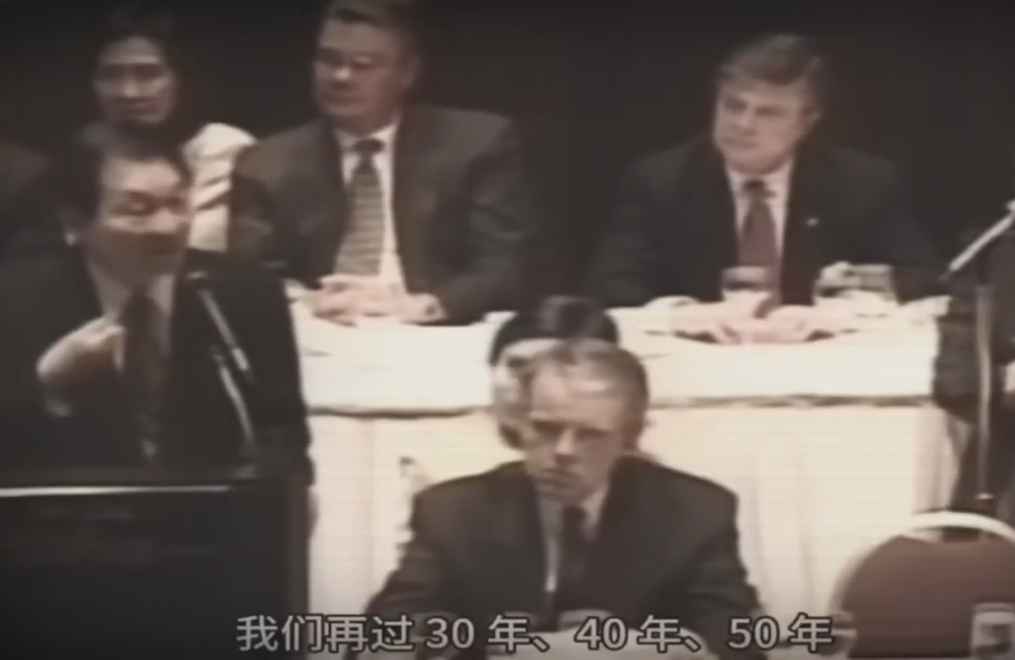 朱镕基总理访问美国，在和克林顿总统会谈后对美国政商界的演讲上，朱总理故意放低姿态