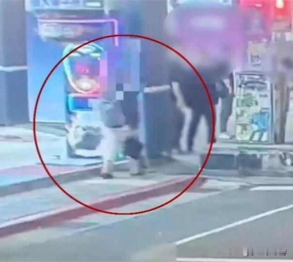 2月15日晚间中国台北西门町，37岁的李某与女友逛街时，和一名光头男子擦肩而过，