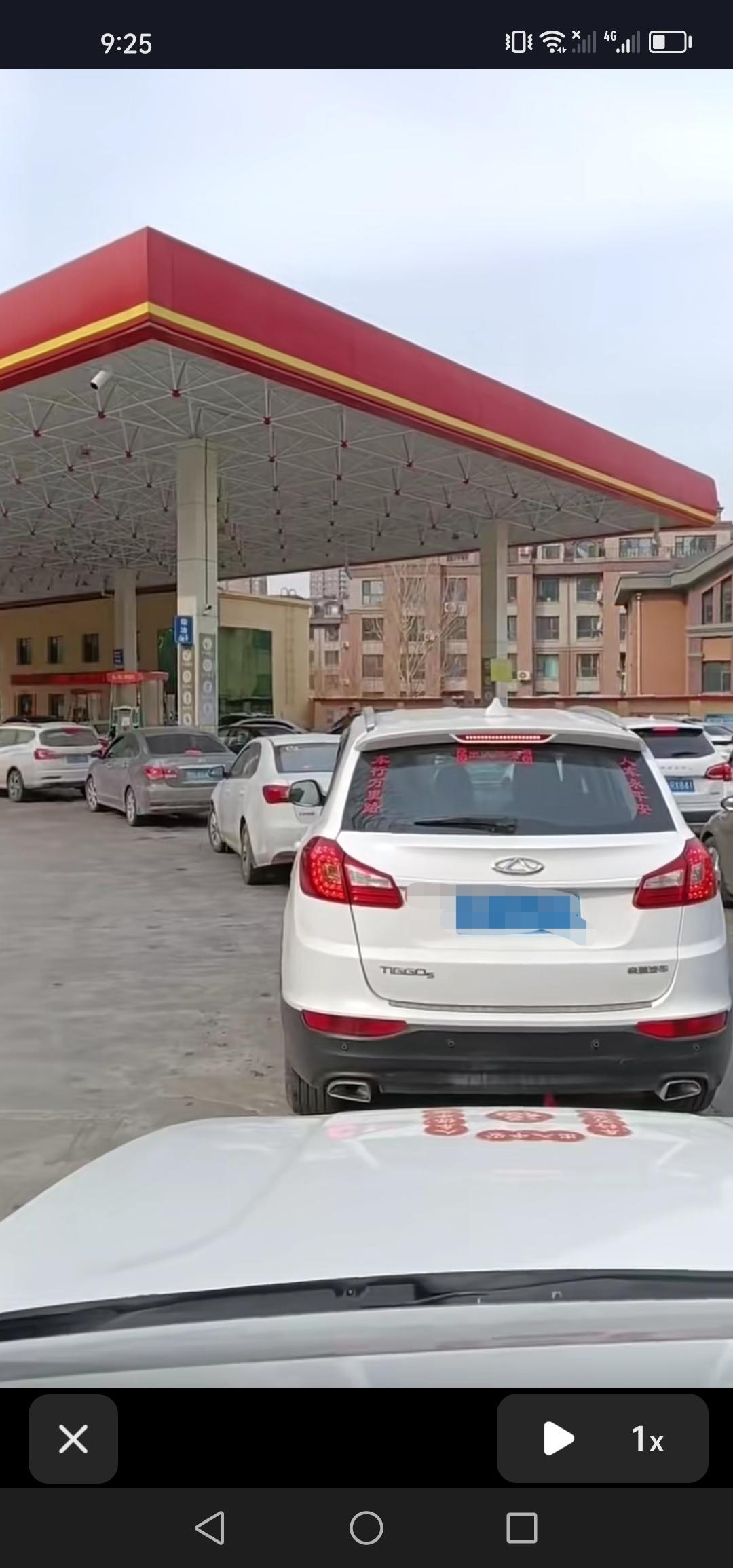 坐标吉林市，听闻油价即将上涨，加油站前早已排起了长龙。大家都想着赶在油价上调前把