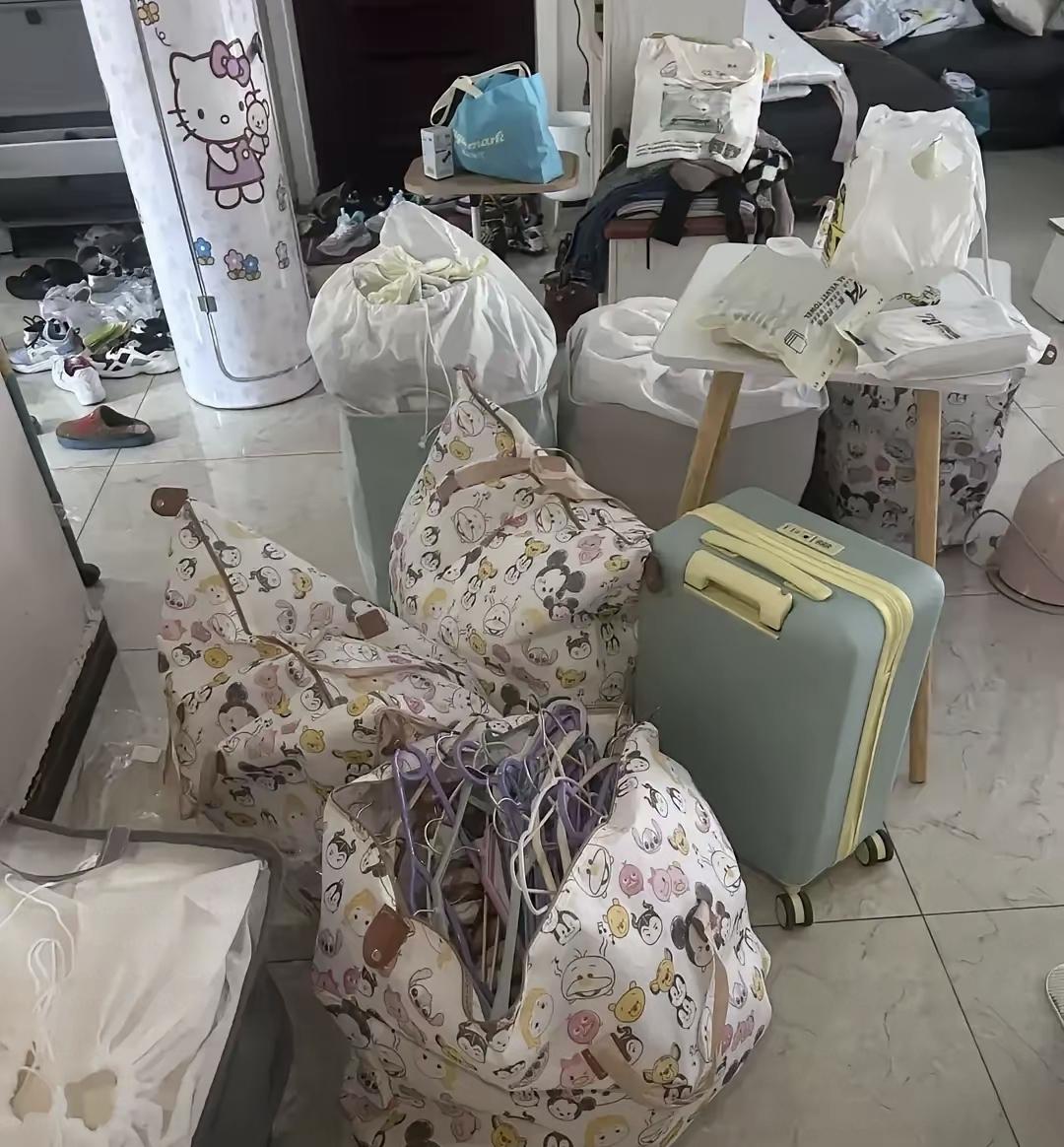 杭州有个叫小雅的女人，刚领完离婚证就遇到烦心事。婆婆打电话催她搬家，还带着前夫来