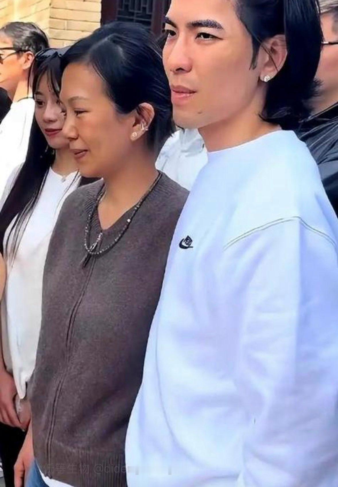 求婚那天萧敬腾单膝下跪，掏出十五克拉的钻戒，喊了一声：“你愿意嫁给我吗，妈妈？”
