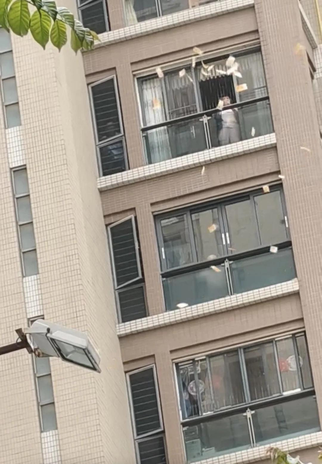 4月14日，广东汕头市。一女子从楼上抛洒大量港币，都是1000和500面额的，