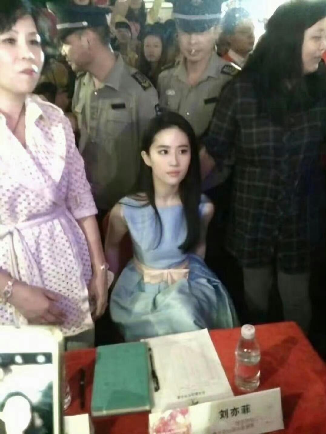 好像只给她开了美颜一样