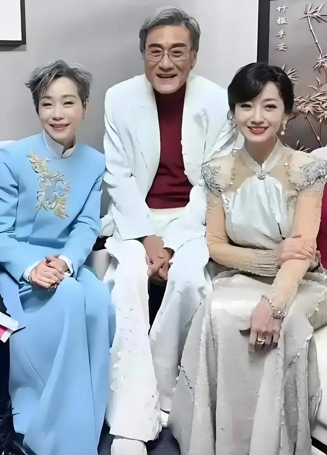 终于明白梁家辉为何放弃了叶童？1980年梁家辉陪朋友考TVB艺员训练班，结果自