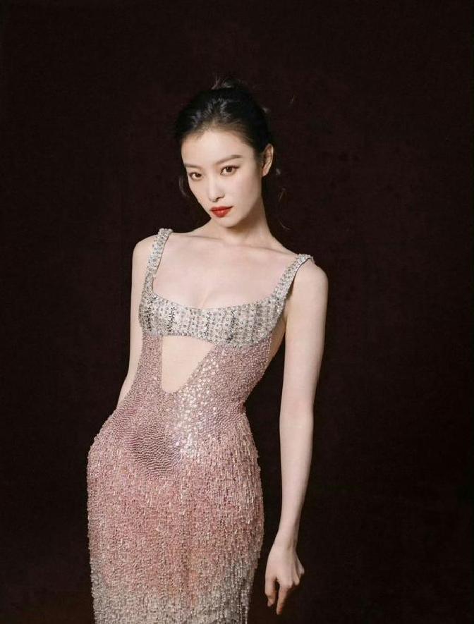 话说最近，女演员倪妮又一次用她的穿搭惊艳了大家，简直让人挪不开眼！她穿了一身闪耀